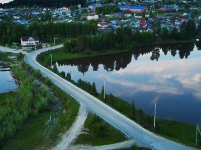 общее фото поселка, дамба, которая делит поселок на две части.
