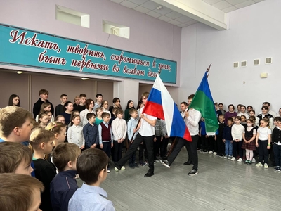 вынос флага на праздничном мероприятии