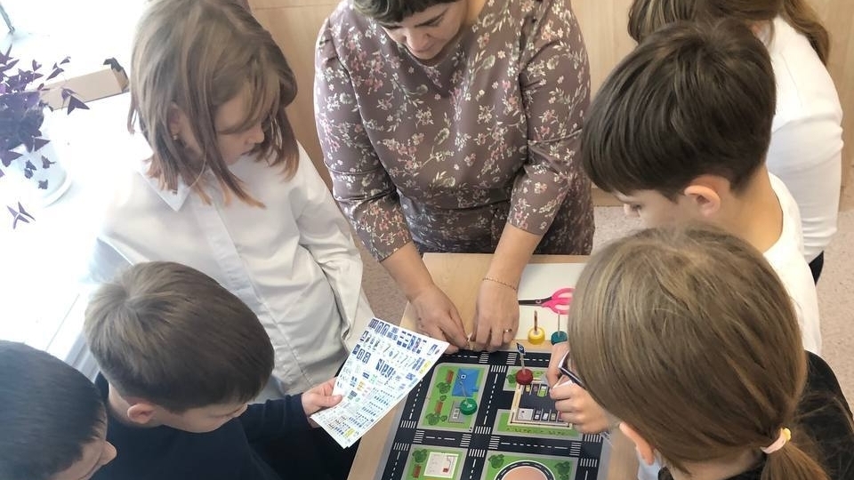 ЮИД в школе - это добровольческое объединение ребят - юных инспекторов движения, которые участвуют в профилактических мероприятиях, предотвращающих дорожно-транспортный травматизм.